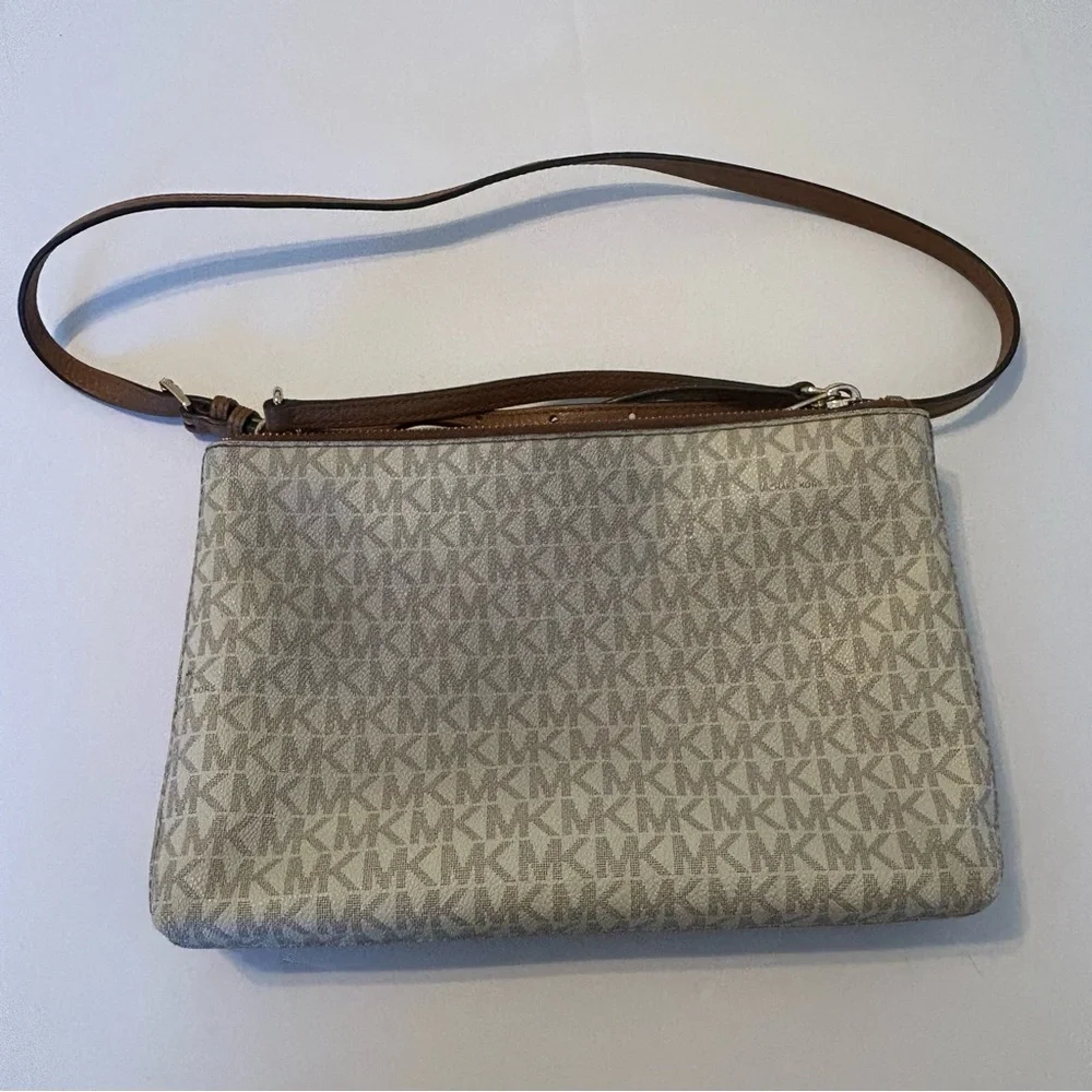 Michael Kors Jet Set Travel‎ Double Zip Gusset Signature Crossbody Vanilla Acorn